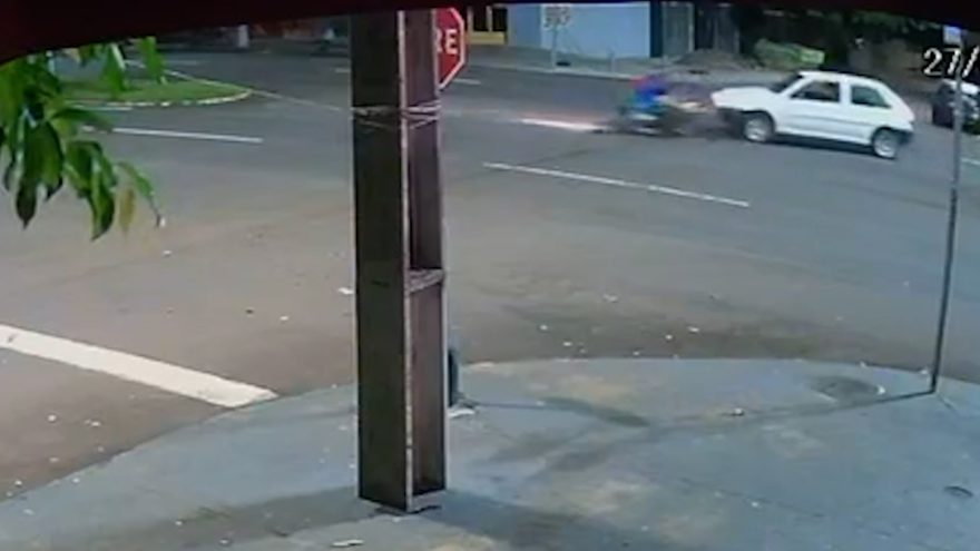 Câmera registra acidente na Av. Brasil envolvendo carro e moto