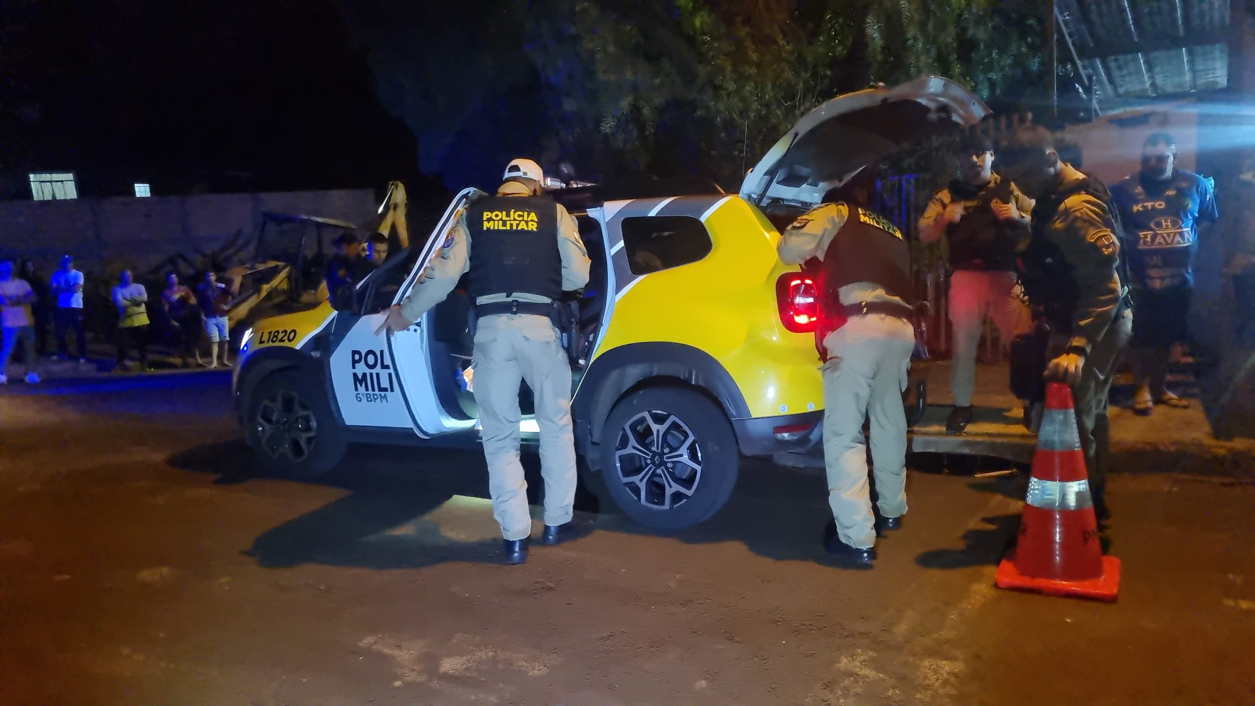 Acidente resulta em danos e uma pessoa presa no Bairro Interlagos