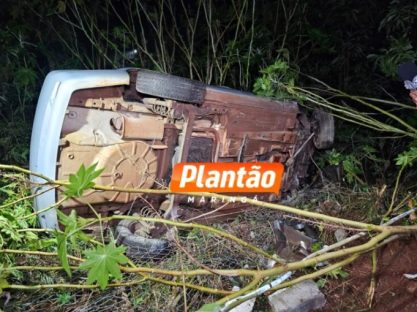 Motorista perde o controle e capota carro em Sarandi; vítima foi encaminhada ao hospital Imagem referente a Motorista perde o controle e capota carro em Sarandi; vítima foi encaminhada ao hospital
