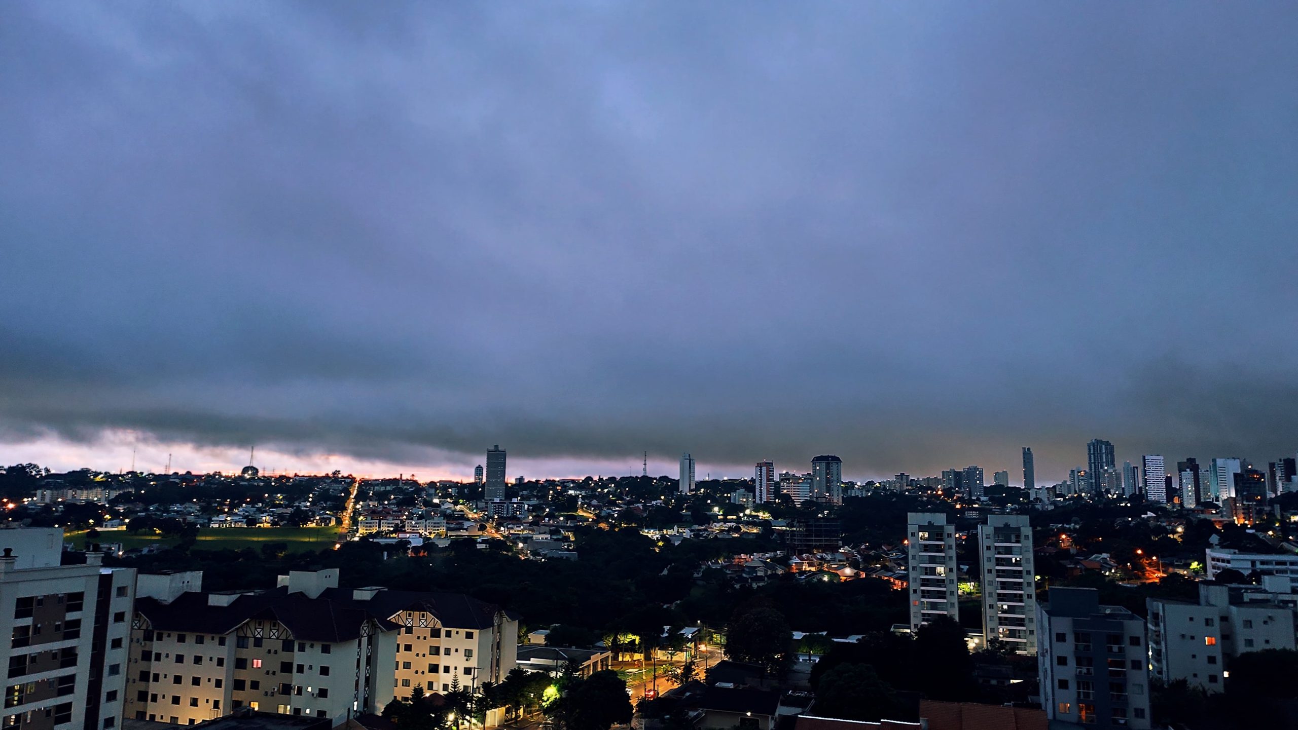 De céu rosa a nuvem ameaçadora: segunda-feira começa tensa em Cascavel
