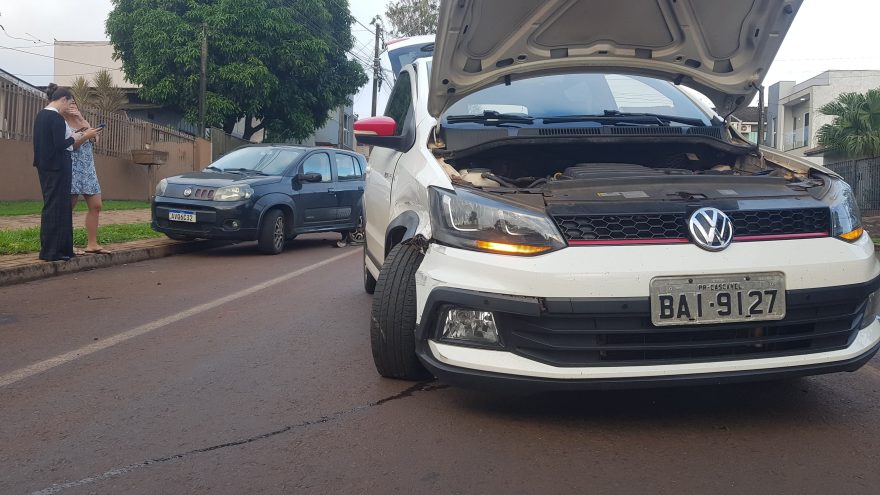 Fox tomba após bater em Uno estacionado no Bairro Tropical