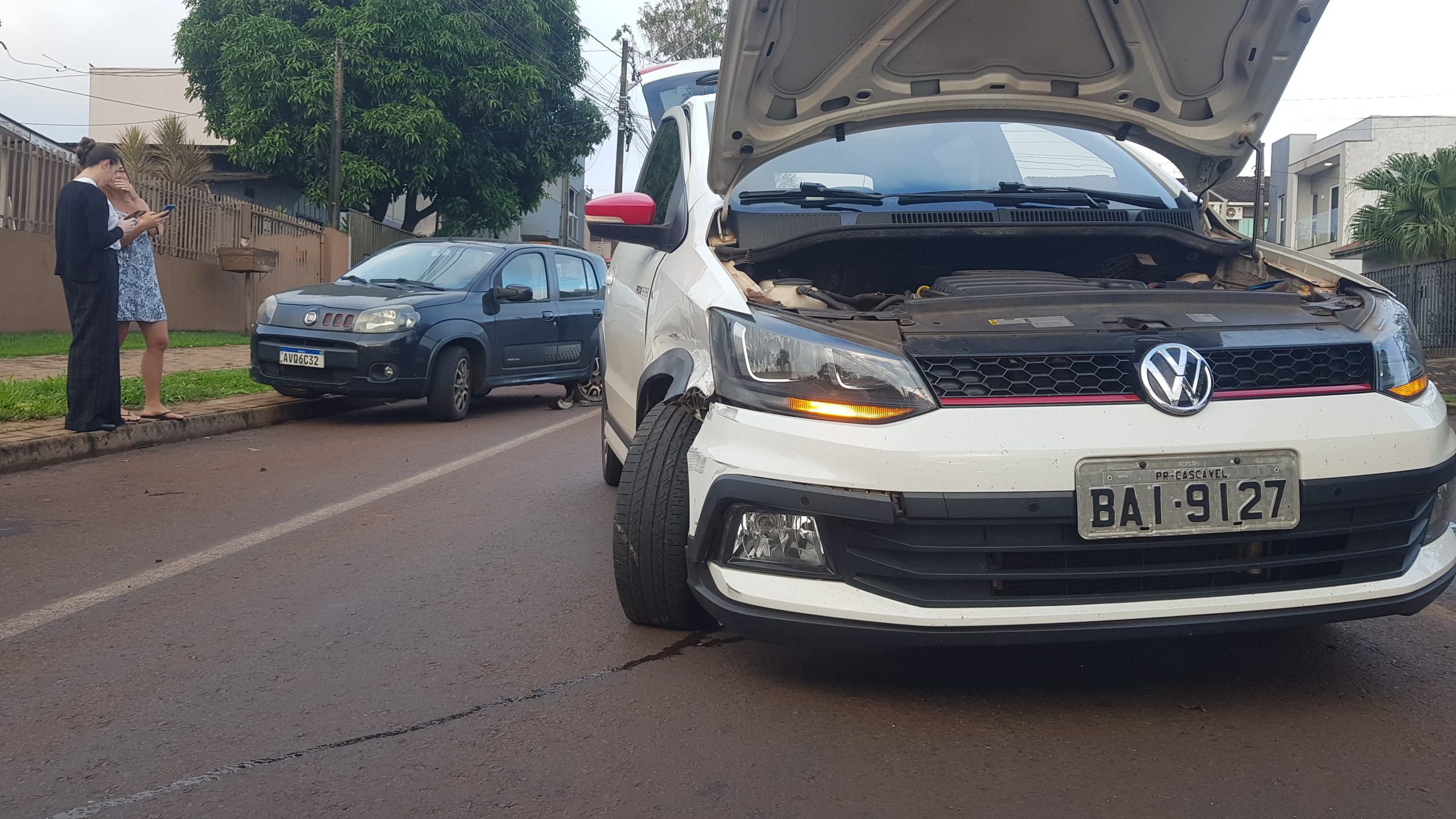Fox tomba após bater em Uno estacionado no Bairro Tropical