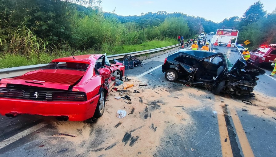 Ferrari e Gol batem de frente em rodovia; passageira fica em estado grave
