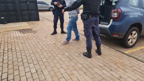 Homem com mandado de prisão por tráfico é detido pela GM no Bairro Neva Imagem referente a Homem com mandado de prisão por tráfico é detido pela GM no Bairro Neva