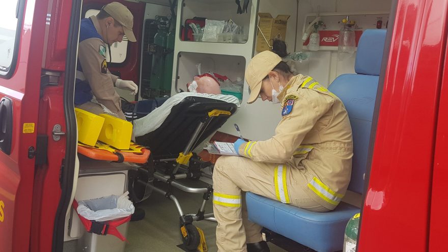 Idoso passa mal, cai e bate o rosto na rua