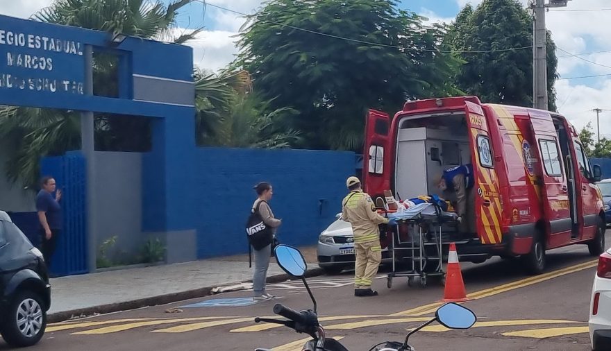 Adolescente fratura o tornozelo após tropeçar em mochila