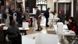 Canadenses vão às urnas em eleição dominada por preocupações com Trump