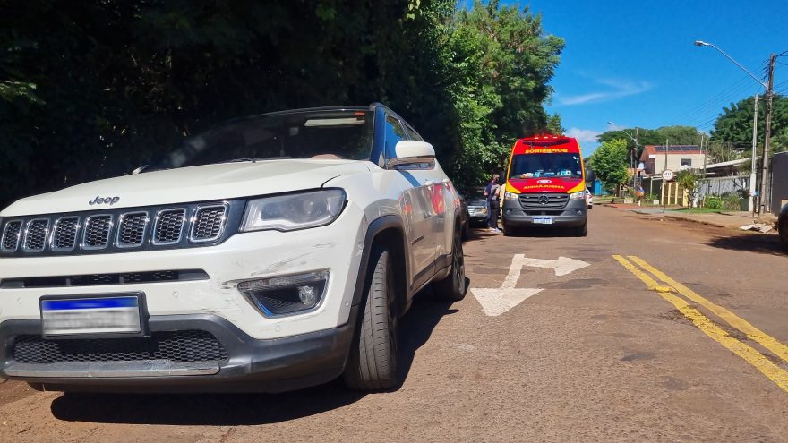 Criança bate a cabeça após acidente entre Chevrolet Corsa e Jeep Compass