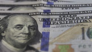 Dólar cai pela sétima vez seguida e fecha em R$ 5,64