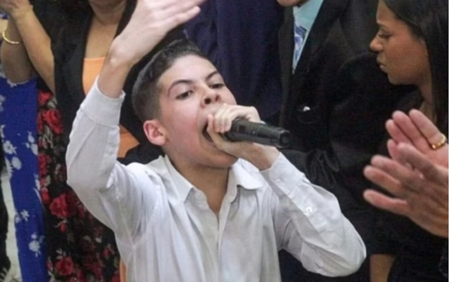 Pastor de 15 anos causa polêmica: cura câncer, cobra por bênçãos e enfrenta ameaças