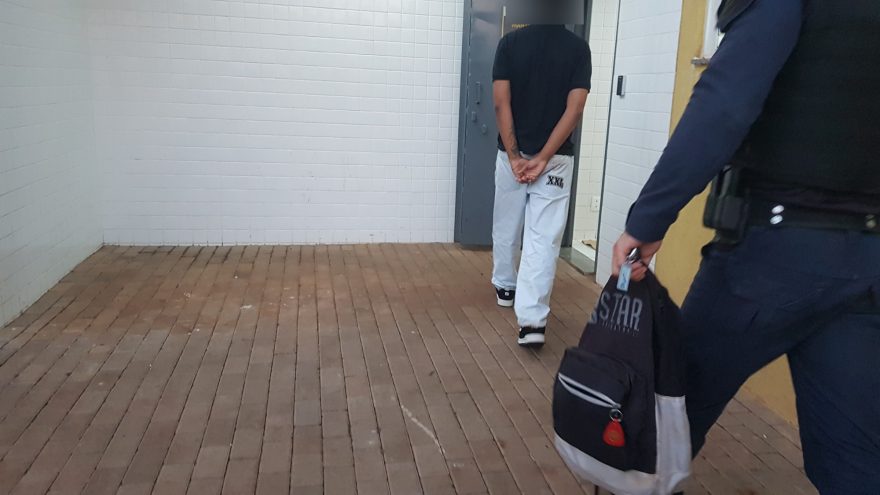 Em “ponto conhecido”, GM detém jovem em posse de cocaína na Avenida Brasil