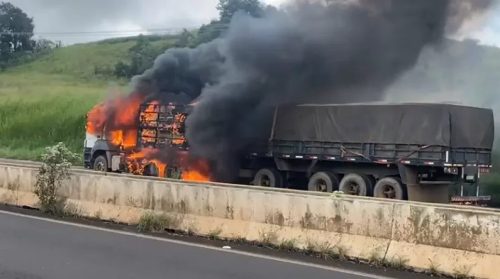 Incêndio destrói carreta carregada com cimento em rodovia no Paraná Imagem referente a Incêndio destrói carreta carregada com cimento em rodovia no Paraná