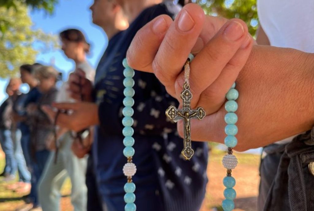 Moradores se reúnem em oração por vítimas de acidente náutico em Santa Helena