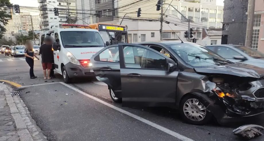 Forte colisão entre carros quase termina em tragédia