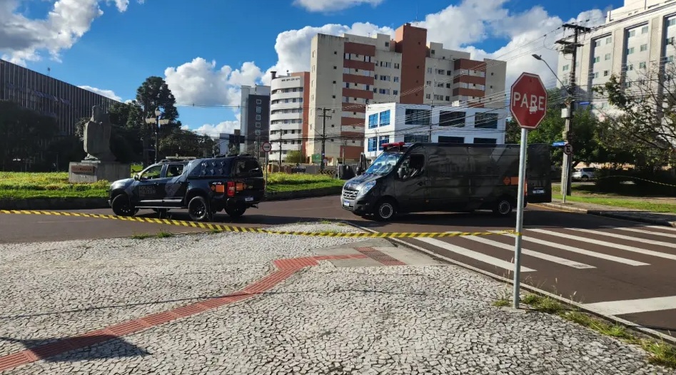 Ameaça de bomba mobiliza polícia e fecha ruas no Centro Cívico