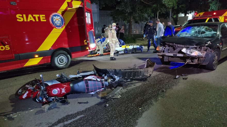 Pancada! piloto quebra a perna e “garupa” fica ferida após forte batida no Centro
