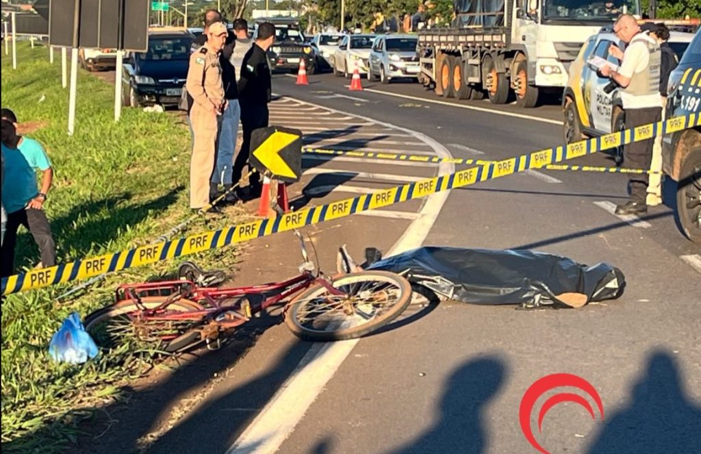 Ciclista perde equilíbrio, cai na pista e morre atropelado por carreta na BR-277 em Foz do Iguaçu