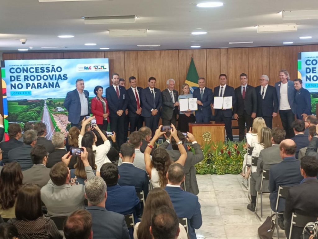 Com R$ 36 bilhões em obras, contratos dos lotes 3 e 6 das rodovias paranaenses são assinados Com R$ 36 bilhões em obras, contratos dos lotes 3 e 6 das rodovias paranaenses são assinados