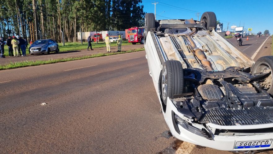 Colisão seguida de capotamento é registrada na BR-277, em Cascavel