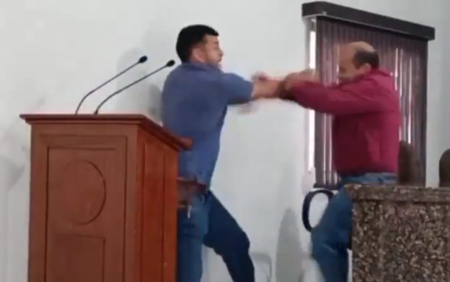 Pau quebrou na Câmara de Vereadores; Vídeo mostra legisladores trocando socos