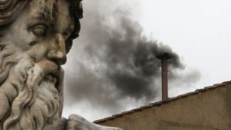 Cardeal condenado por peculato desiste de conclave
