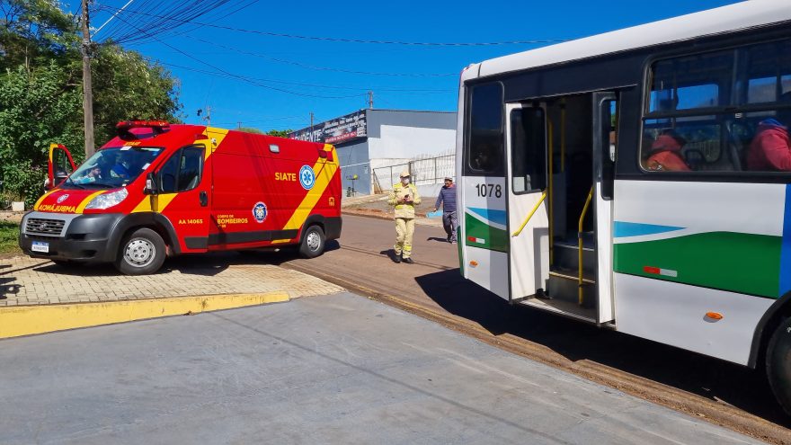 Mulher cai de escada ao descer de ônibus e precisa ser socorrida pelo Siate