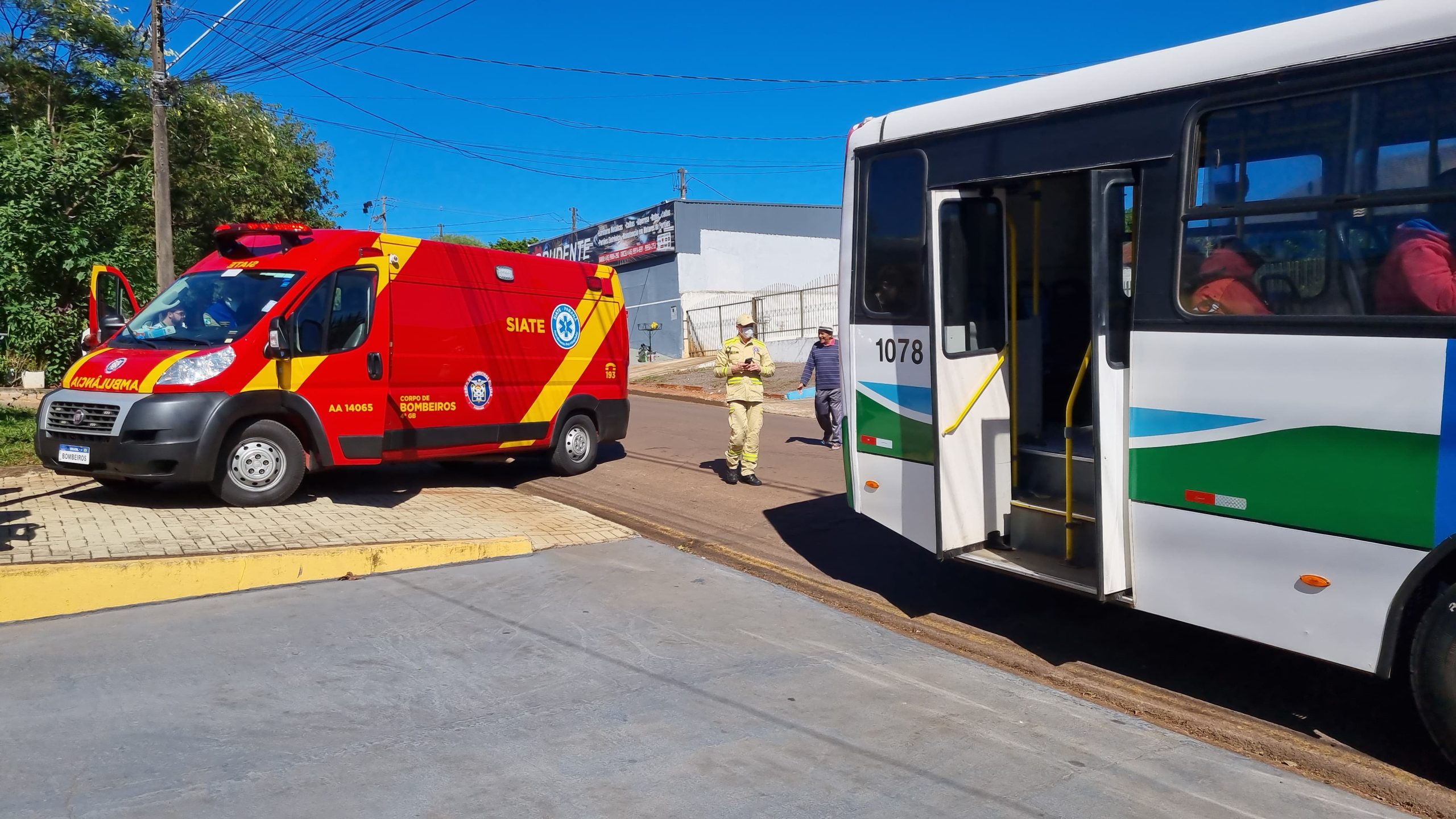 Mulher cai de escada ao descer de ônibus e precisa ser socorrida pelo Siate