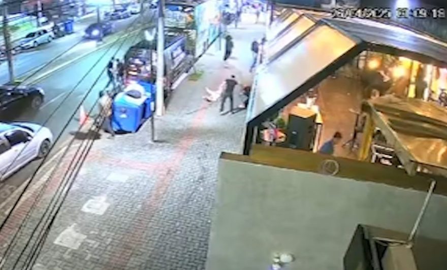 Vídeo mostra suspeito atirado contra cabeça de homem e mulher após confusão em calçada