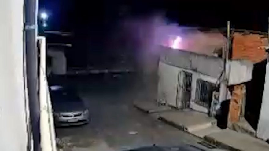 Impressionante: Câmera flagra caminhão desgovernado invadindo residência
