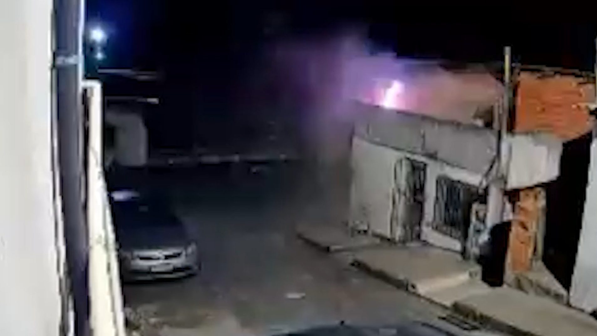 Impressionante: Câmera flagra caminhão desgovernado invadindo residência