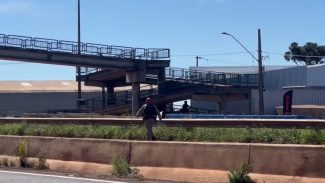 Deu ruim! Homem cruza de moto passarela da PRc-467, é flagrado pela PRE e leva multa de R$ 880,41 Deu ruim! Homem cruza de moto passarela da PRc-467, é flagrado pela PRE e leva multa de R$ 880,41