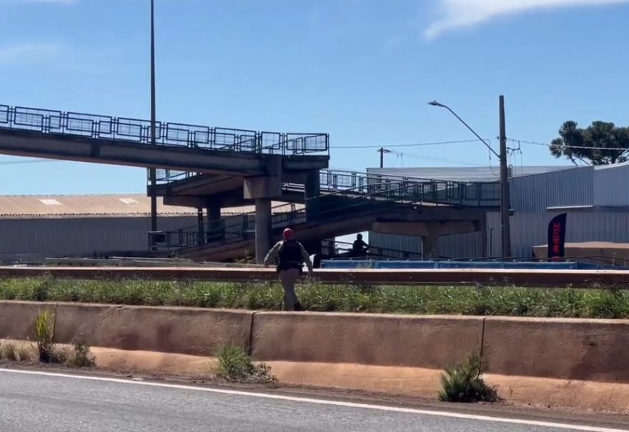 Deu ruim! Homem cruza de moto passarela da PRc-467, é flagrado pela PRE e leva multa de R$ 880,41