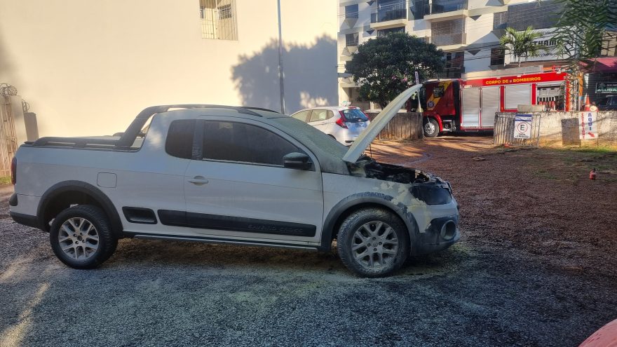 Assustador! Saveiro Cross pega fogo em estacionamento no Centro