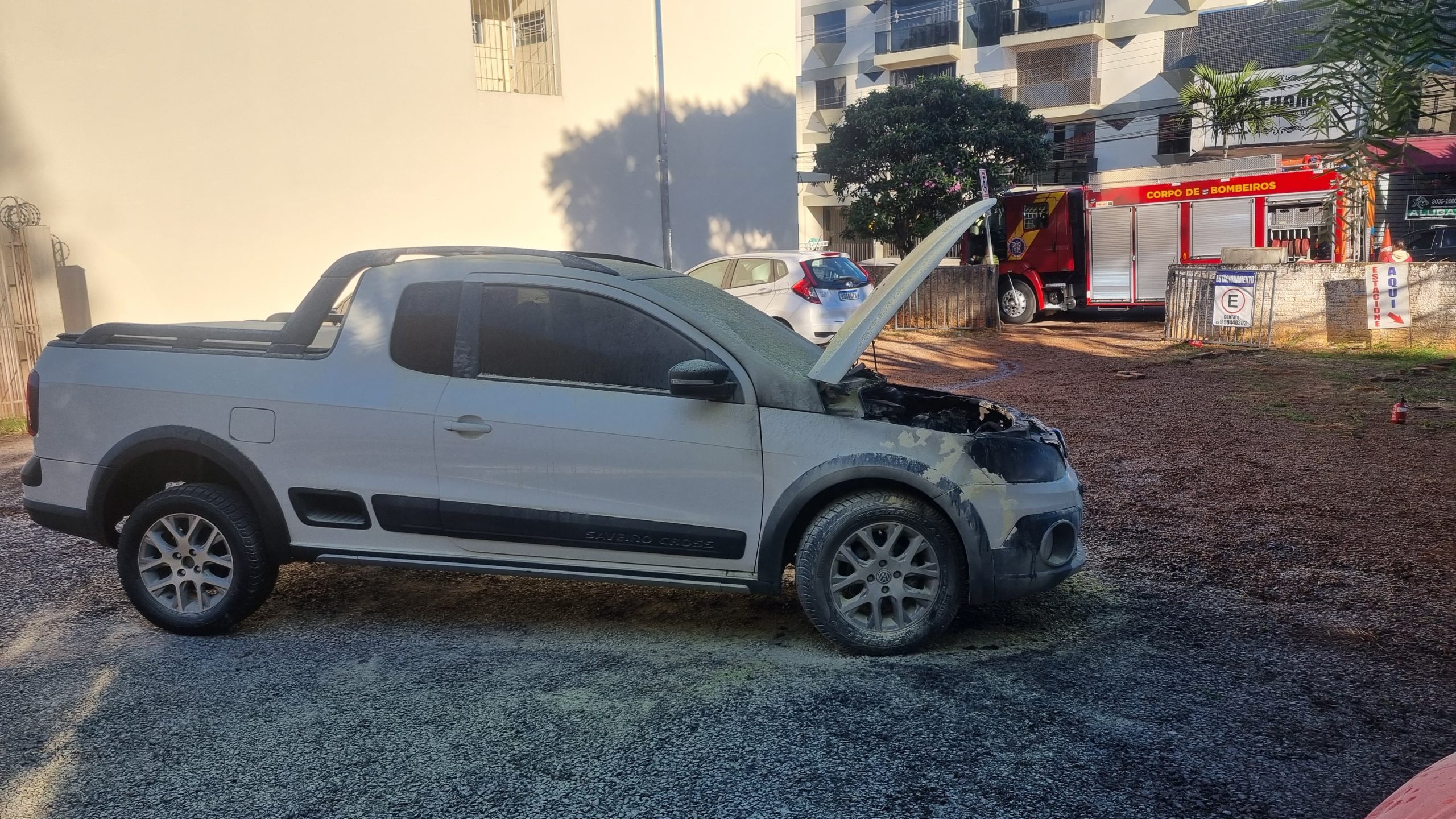 Assustador! Saveiro Cross pega fogo em estacionamento no Centro