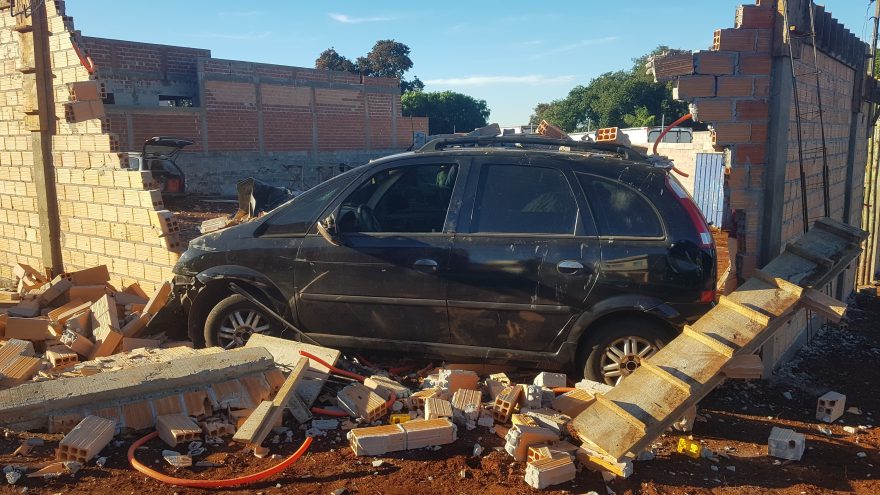 Carro invade obra no Bairro São Cristóvão; motorista fica ferido