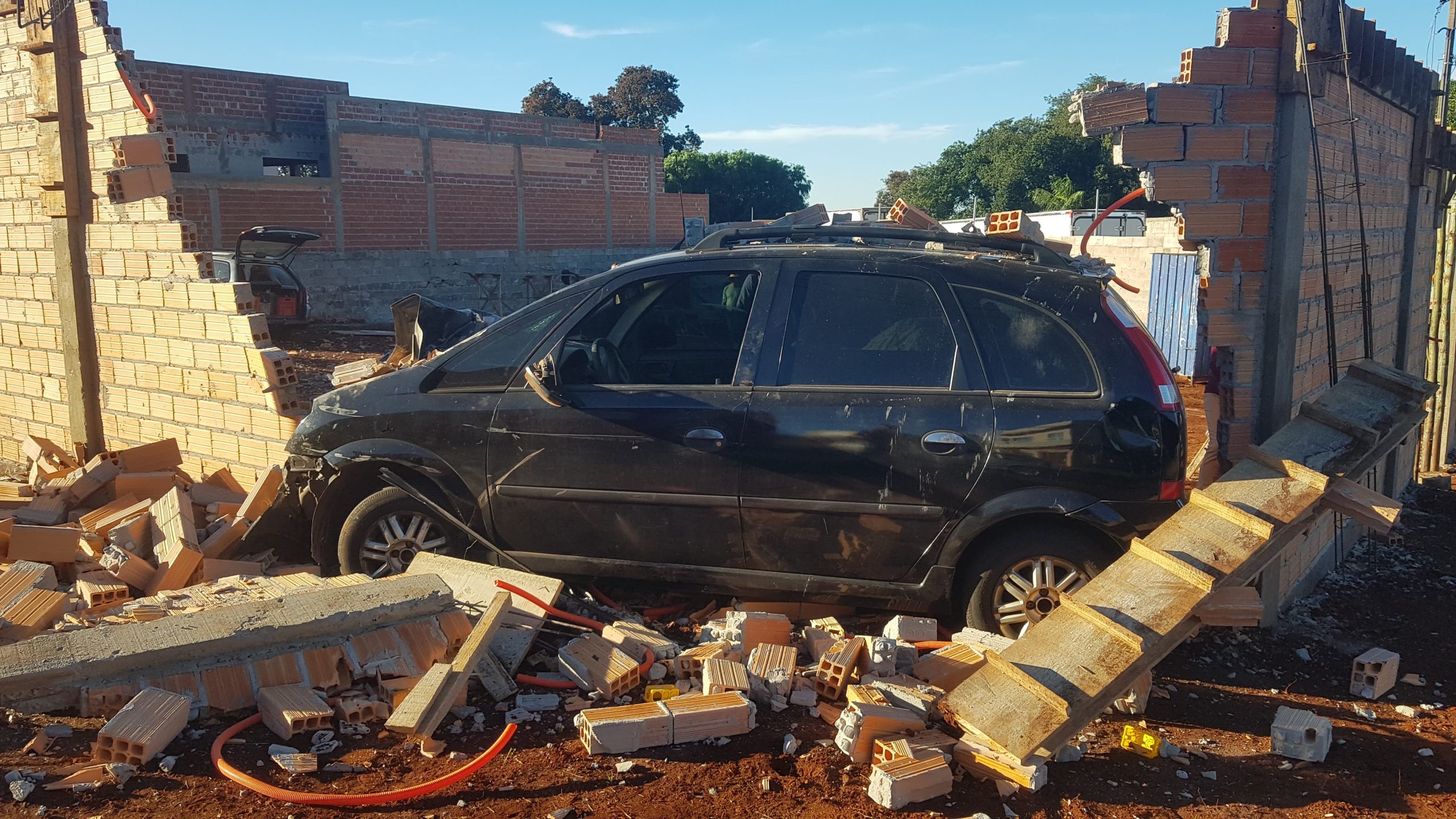 Carro invade obra no Bairro São Cristóvão; motorista fica ferido