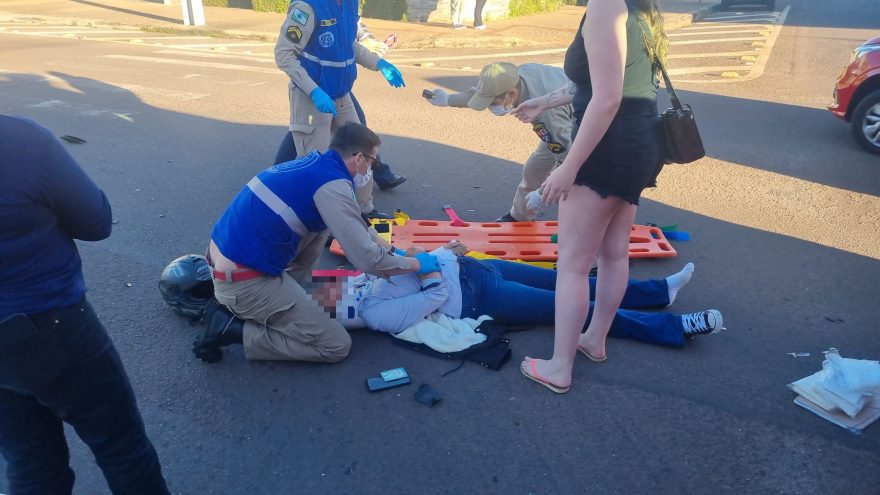Moto destruída: Forte colisão no Centro de Cascavel deixa motociclista ferida