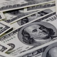 Imagem referente a Dólar cai pela oitava vez seguida e fecha a R$ 5,63