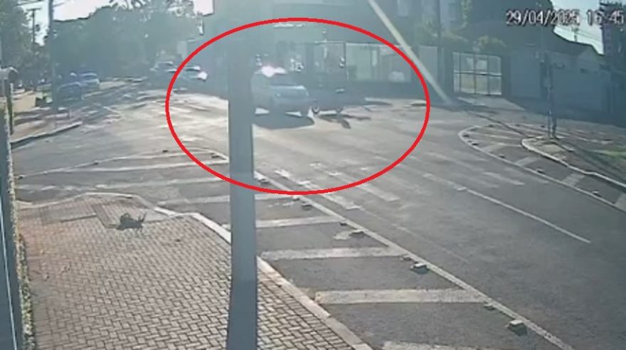 Câmeras flagram forte colisão que deixou motociclista ferida no Centro