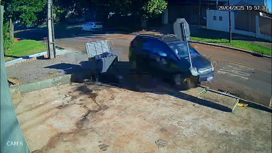 Câmera flagra carro avançando preferencial e atingindo obra no Bairro São Cristóvão em Cascavel