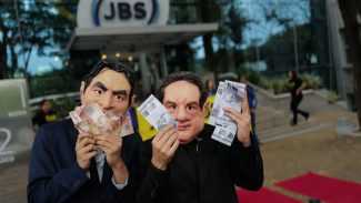 Ativistas do Greenpeace são detidos após protesto na sede da JBS