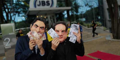 Ativistas do Greenpeace são detidos após protesto na sede da JBS Imagem referente a Ativistas do Greenpeace são detidos após protesto na sede da JBS