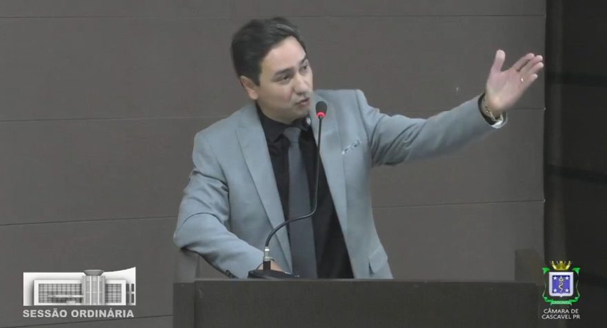 Vereador fala sobre aniversário de esposa, morte do Papa e a nova camisa vermelha da Seleção