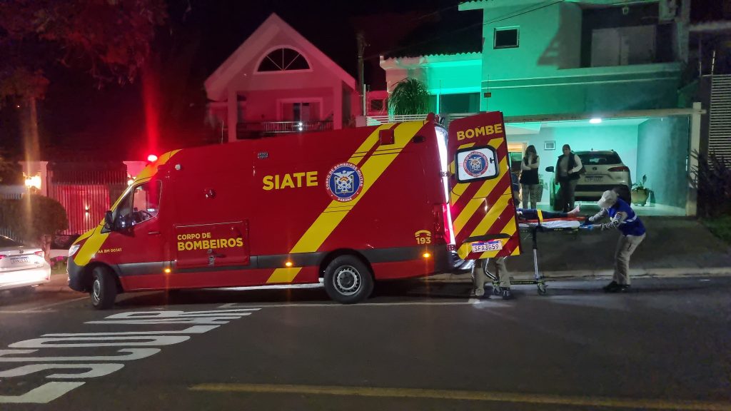Idosa sofre queda em degrau de escada em imóvel e fica ferida
