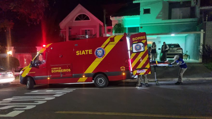 Idosa sofre queda em degrau de escada em imóvel e fica ferida
