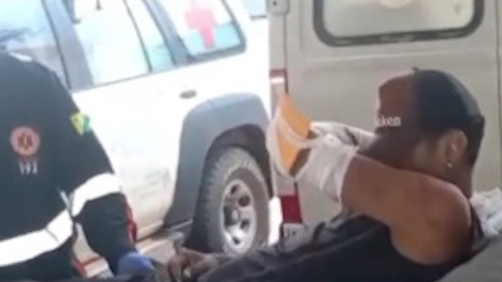 Homem é espancado com barra de ferro
