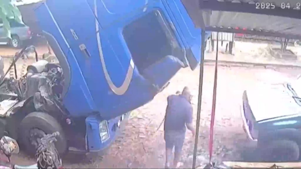 Impressionante: Idoso é atingido por cabine de caminhão durante manutenção improvisada; veja vídeo