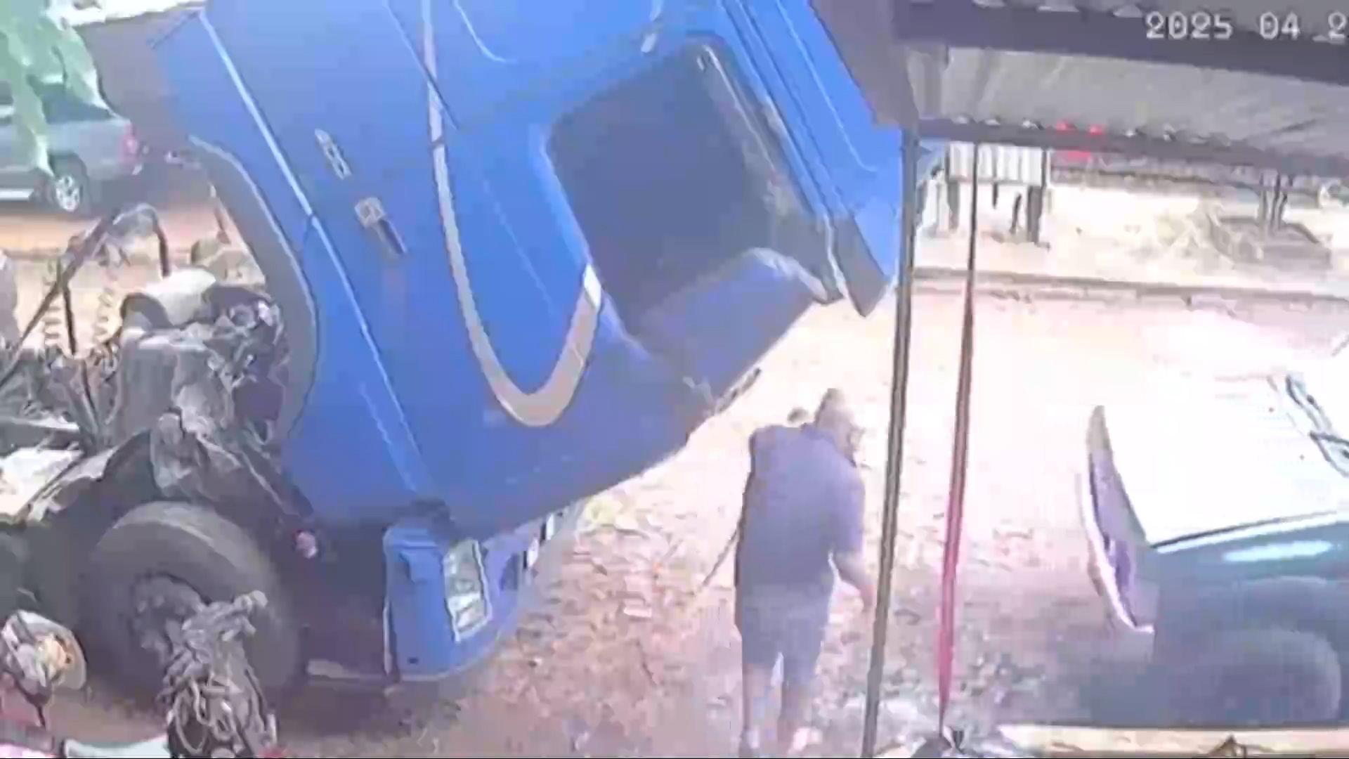 Impressionante: Idoso é atingido por cabine de caminhão durante manutenção improvisada; veja vídeo