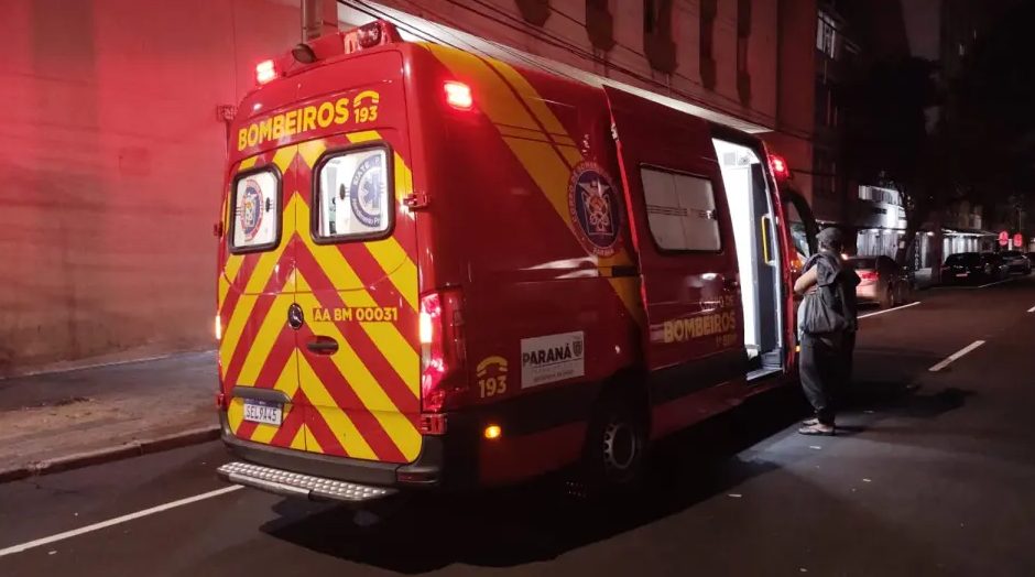 Mulher é atropelada, motorista dá remédio à vítima e foge no Centro de Curitiba