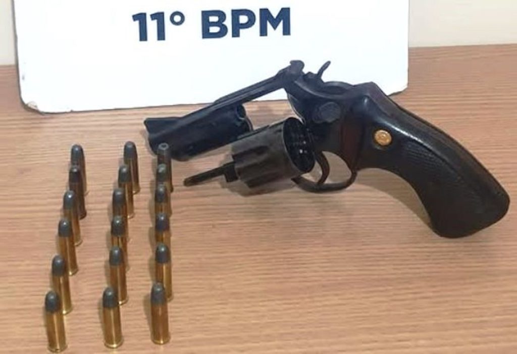 Mulher é ameaçada com revólver, toma arma e agride namorado no Paraná